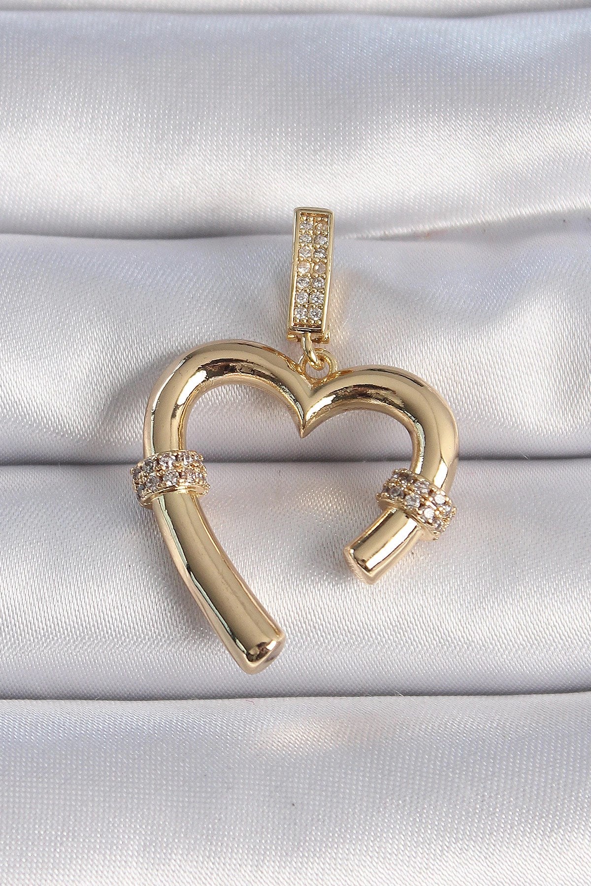 Mey İthalat® Pirinç Gold Renk Zirkon Taş Detaylı Kalp Figür Ajda Charm