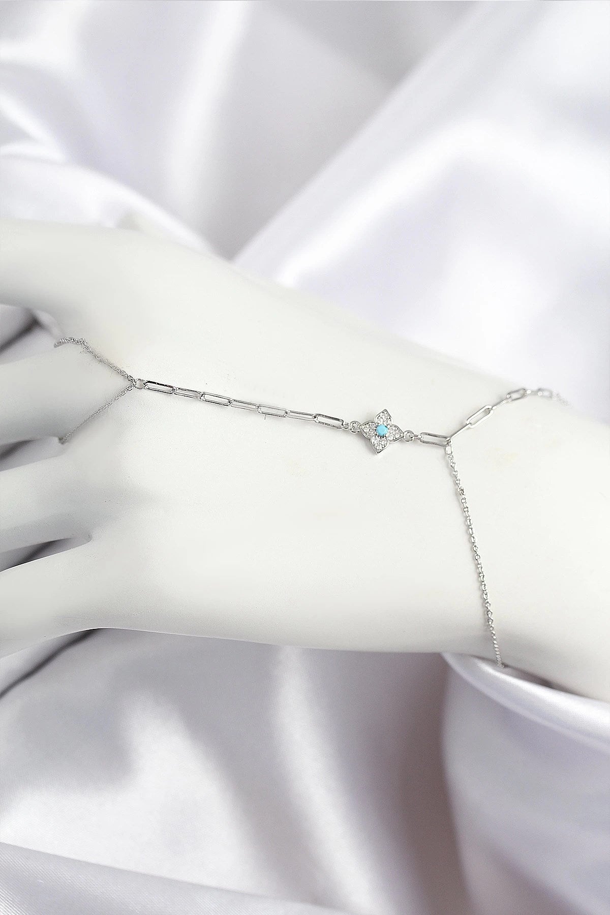 Mey İthalat® Pirinç Zirkon Taşlı Mavi Boncuklu Yonca Model Gümüş Renk Şahmeran