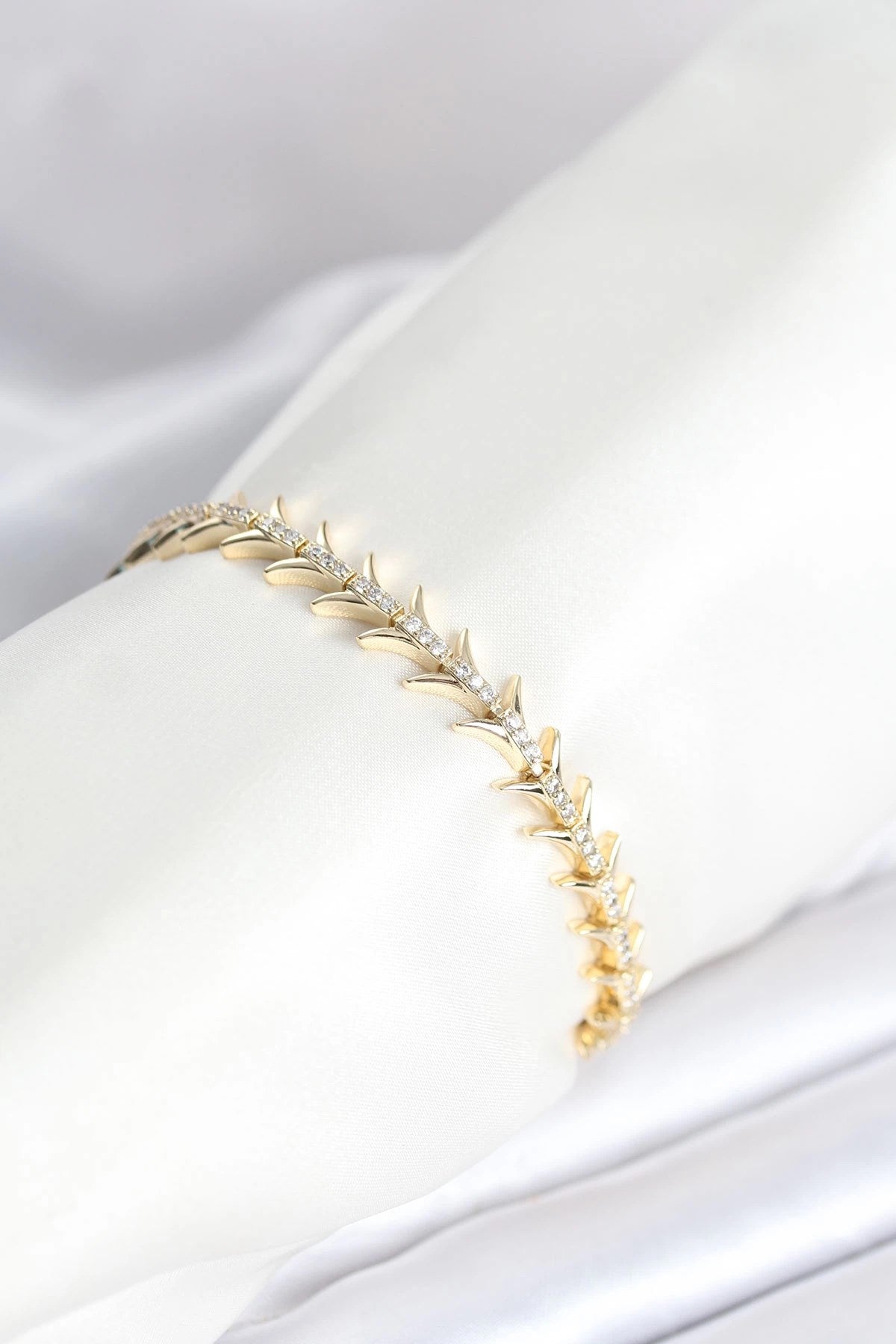 Mey İthalat® Pirinç Gold Renk Balık Sırtı Model Zirkon Taşlı Kadın Bileklik