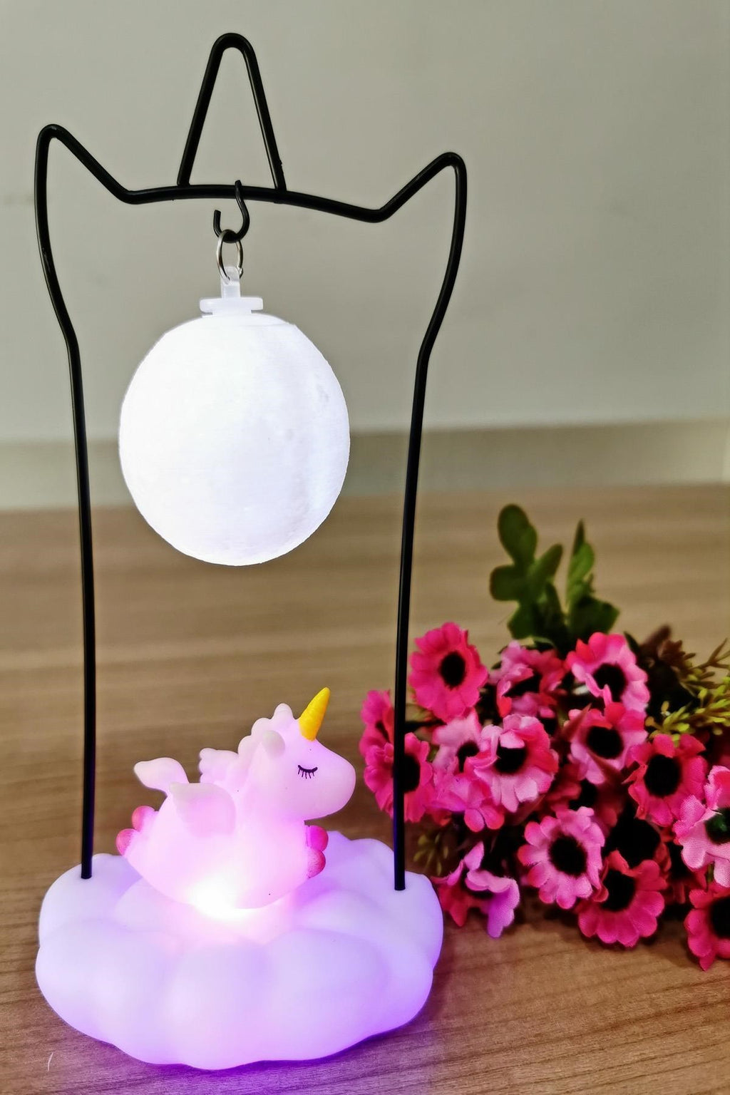 Işık Altında Sallanan Renk Değiştiren Unicornlu Gece Lambası