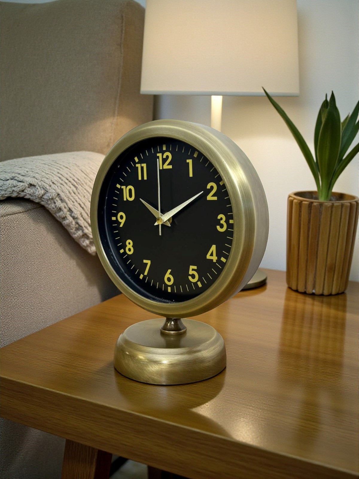 Retro Elegance 25 x 20 Cm Eskitme Metal Masa Saati