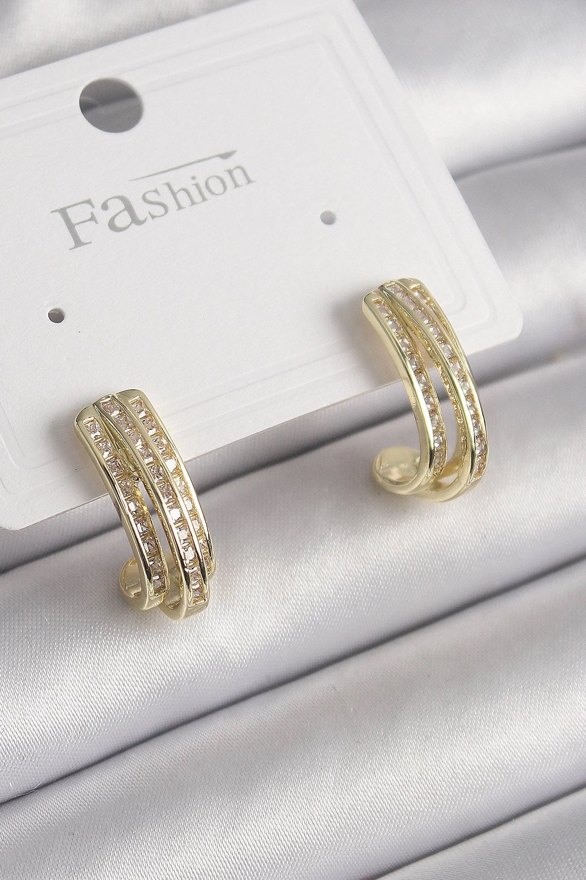 Mey İthalat® Pirinç Gold Renk Zirkon Taşlı Yarım Halka Model Kadın Küpe