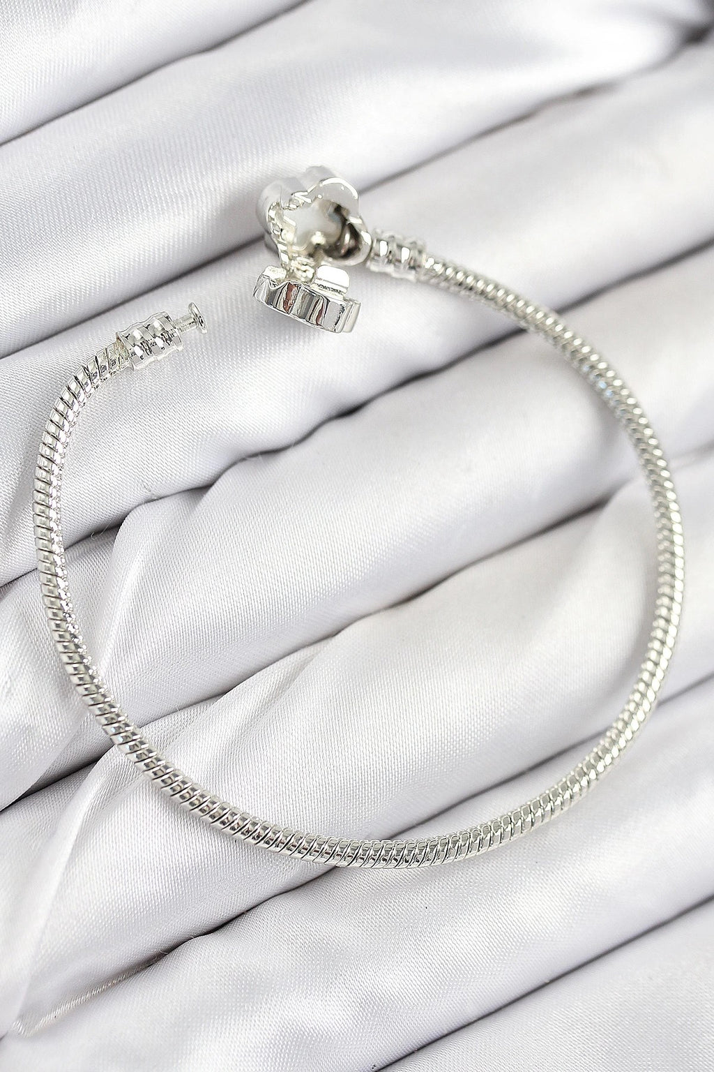 Mey İthalat® Pirinç Charm Zirkon Taşlı Yonca Model Gümüş Renk Kadın Bileklik