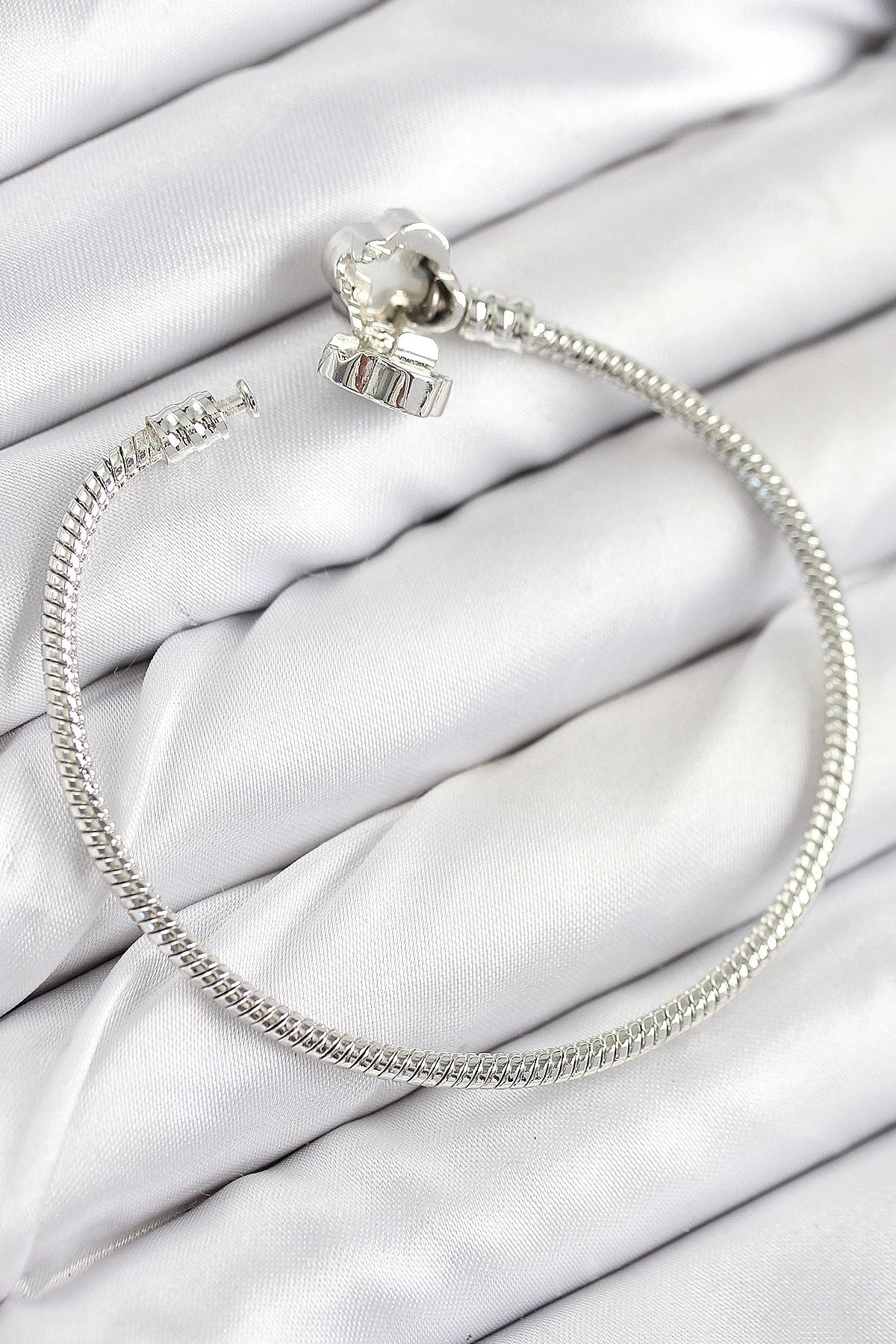 Mey İthalat® Pirinç Charm Zirkon Taşlı Yonca Model Gümüş Renk Kadın Bileklik