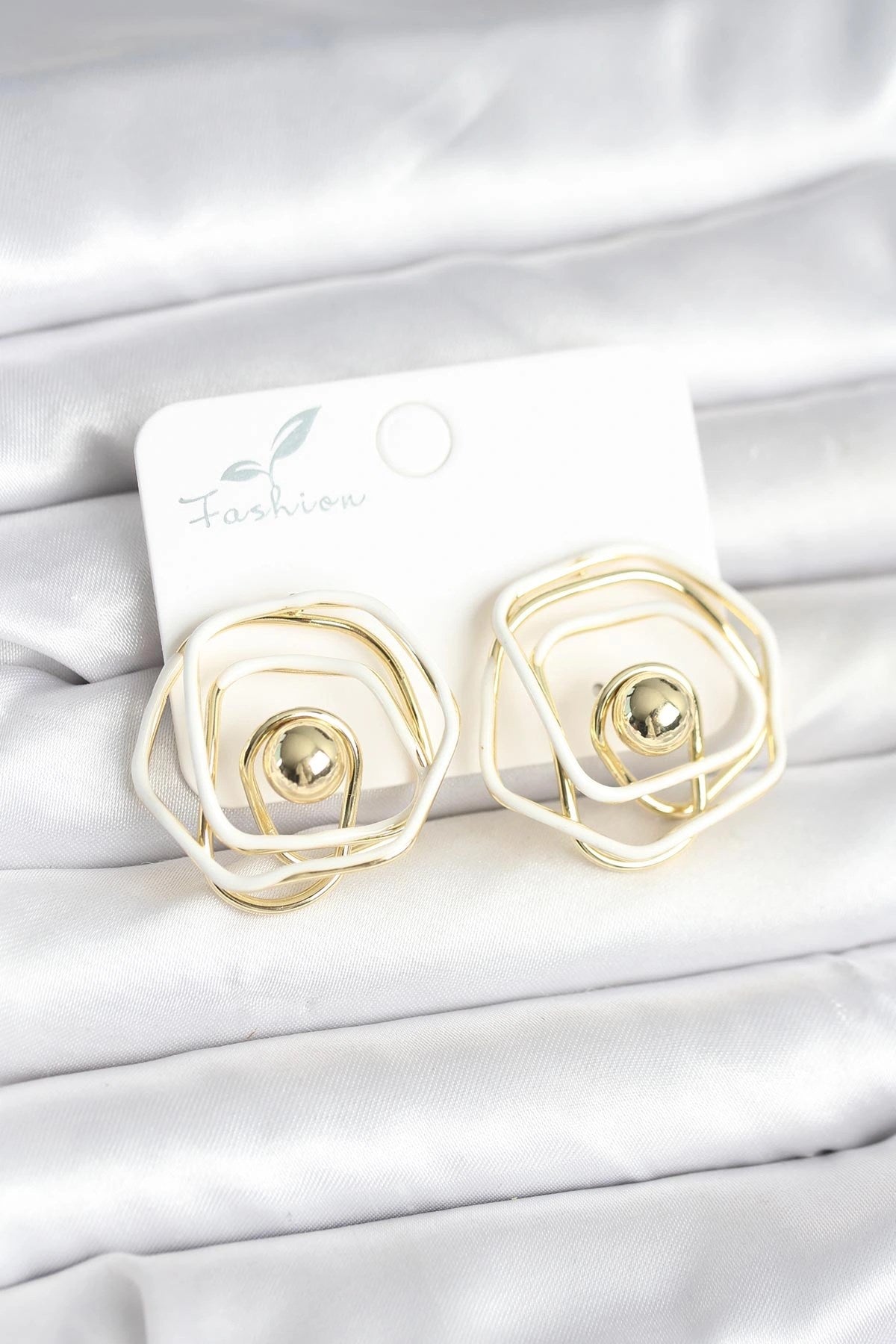 Mey İthalat® Pirinç Gold Renk Beyaz Mineli Geometrik Gül Model Kadın Küpe
