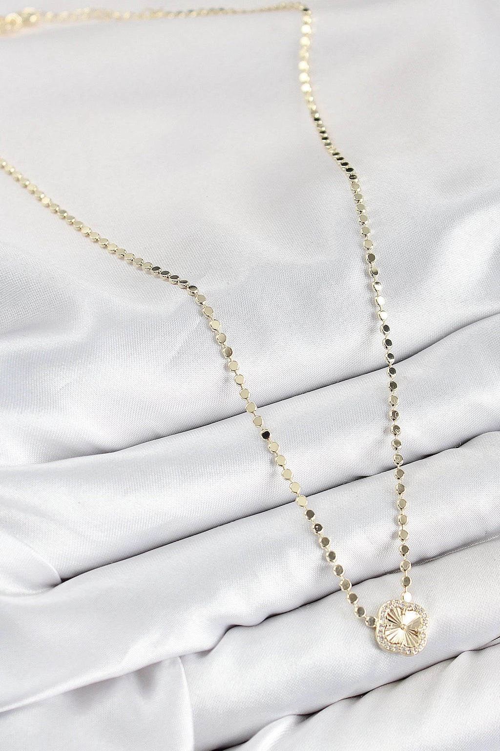 Mey İthalat® Pirinç Zirkon Taşlı Yonca Model Ezme Zincir Gold Renk Kadın Kolye