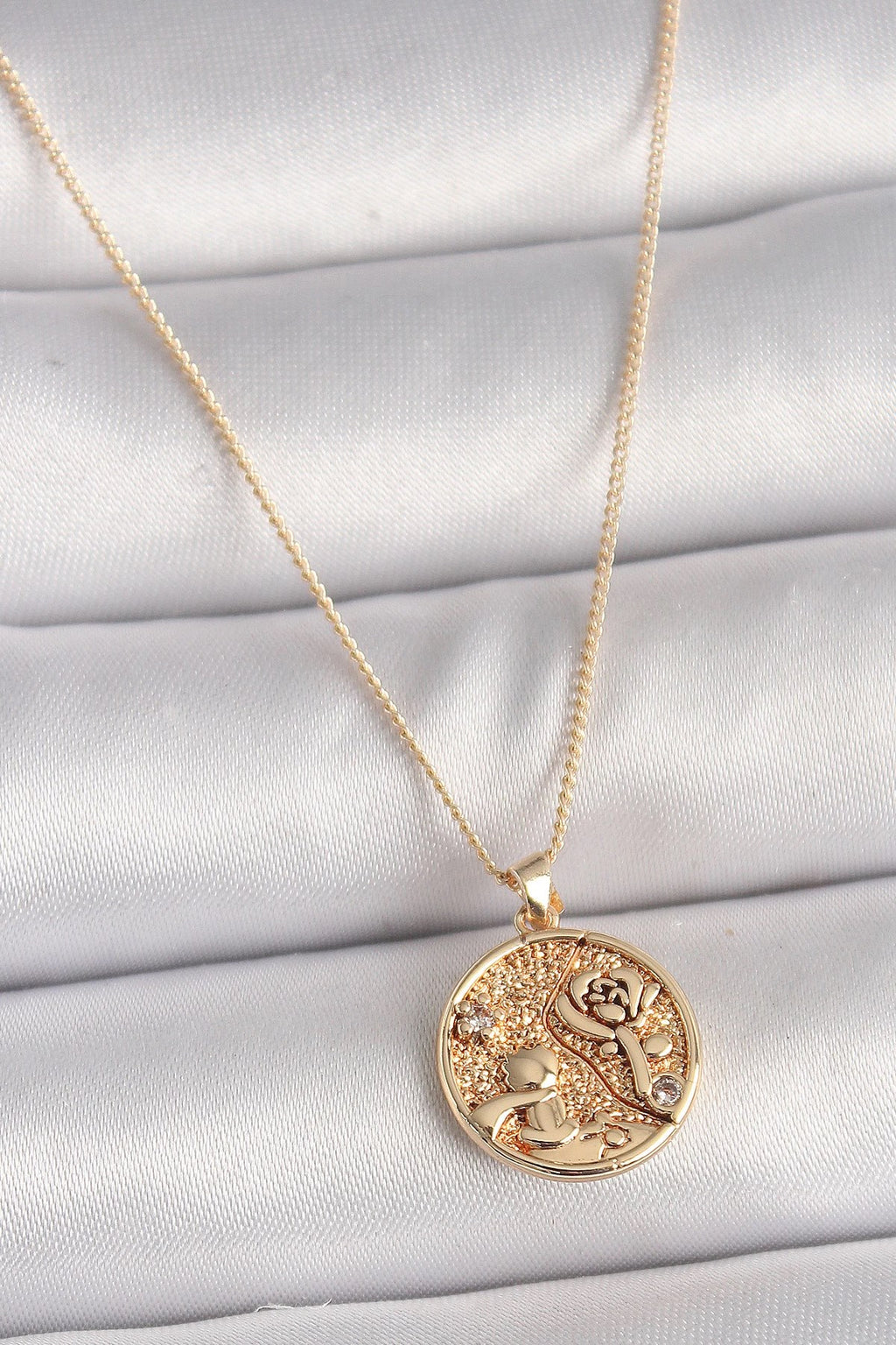 Mey İthalat® Pirinç Gold Renk Zirkon Taş Detaylı Gül İşleme Madalyon Model Kadın Kolye