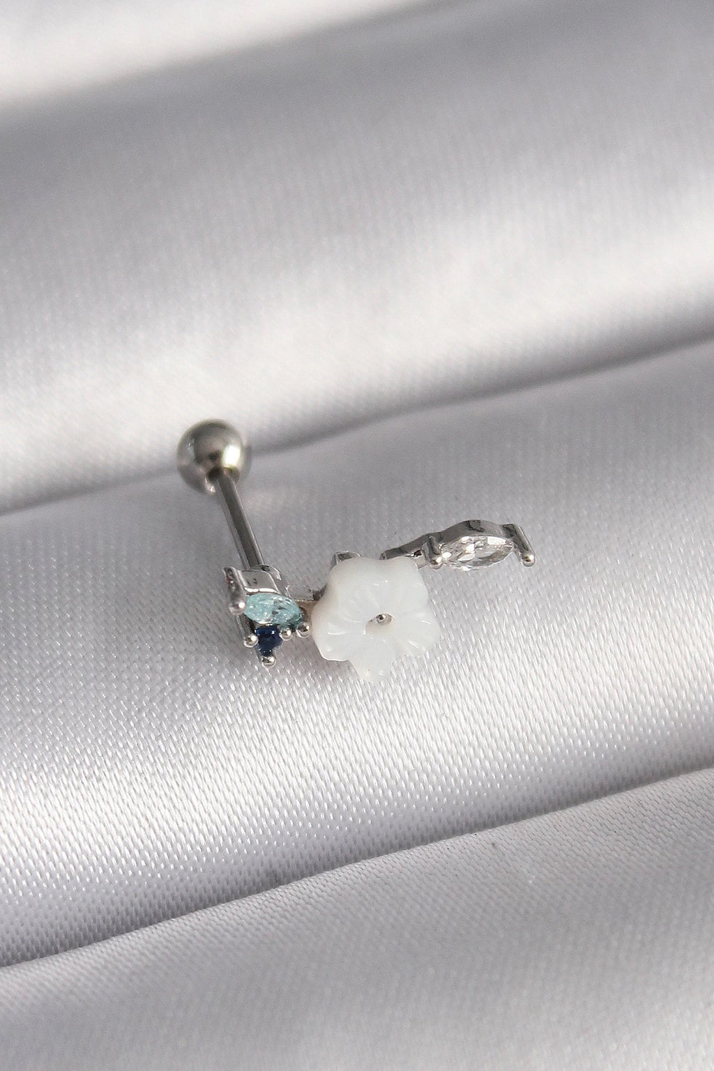 Mey İthalat® 316L Çelik Gümüş Renk Zirkon Taş Detay Beyaz Çiçek Model Tragus Piercing