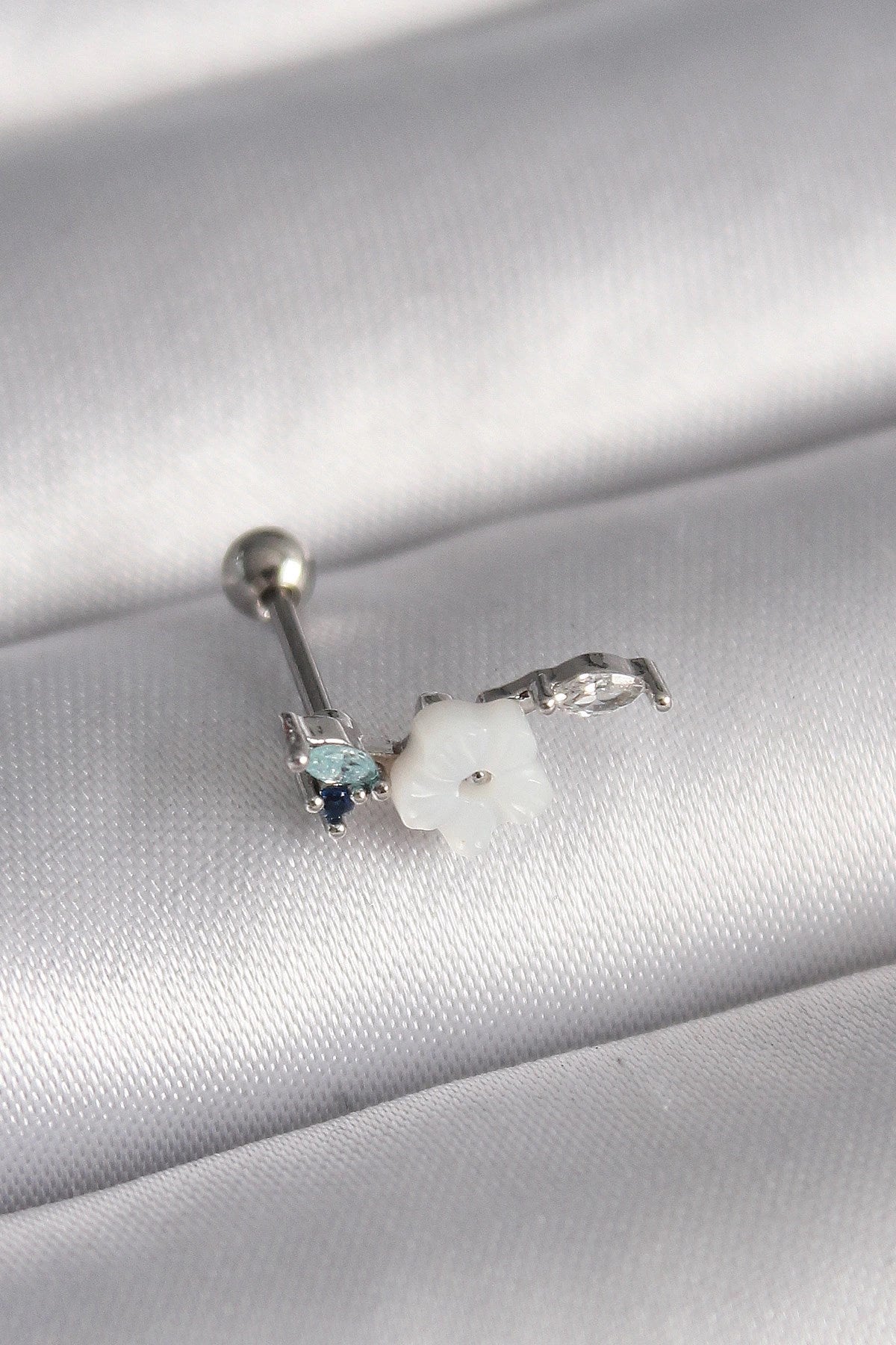 Mey İthalat® 316L Çelik Gümüş Renk Zirkon Taş Detay Beyaz Çiçek Model Tragus Piercing