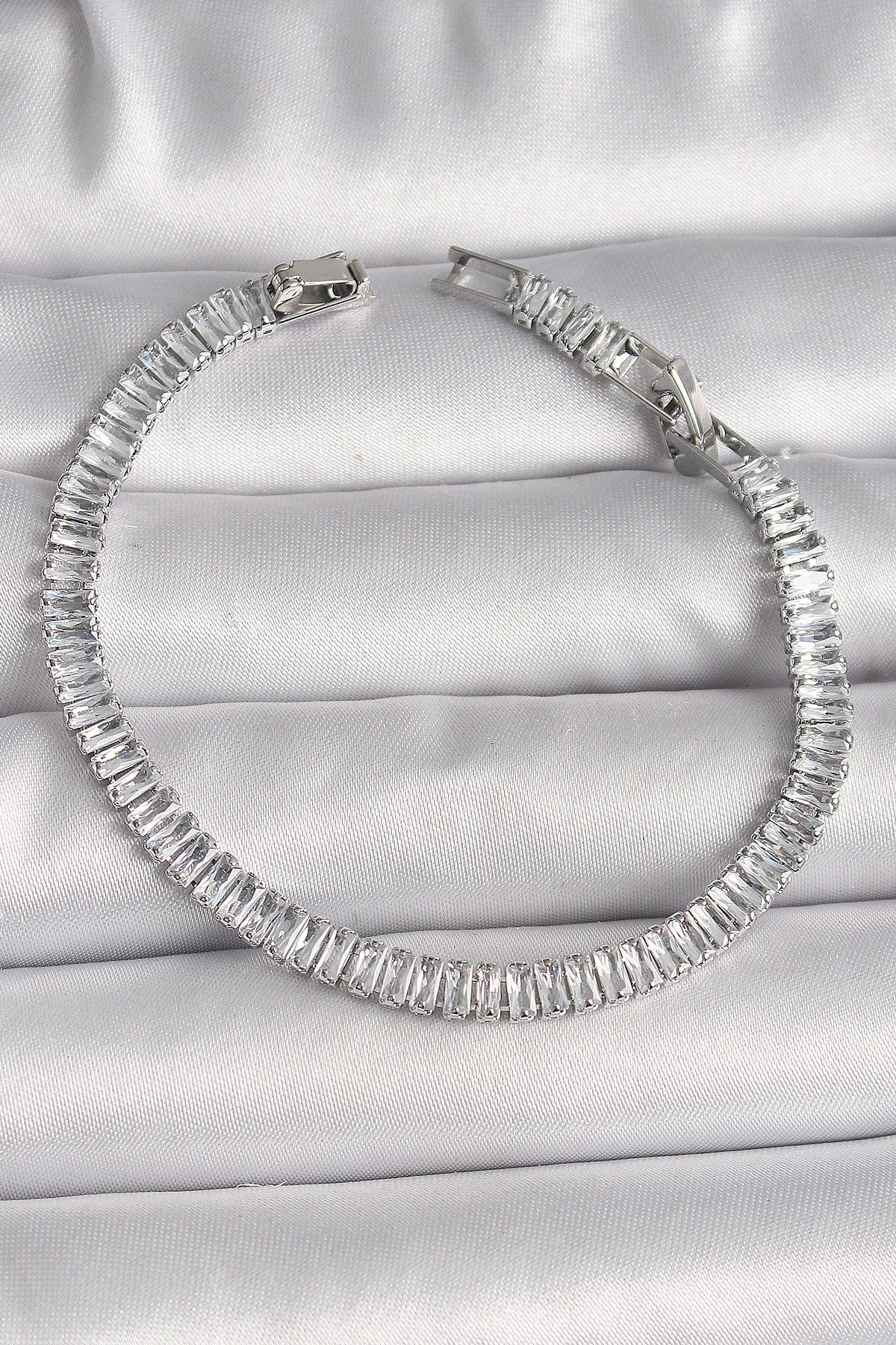 Mey İthalat® Pirinç Gümüş Renk Zirkon Taşlı Su Yolu Model Kadın Bileklik