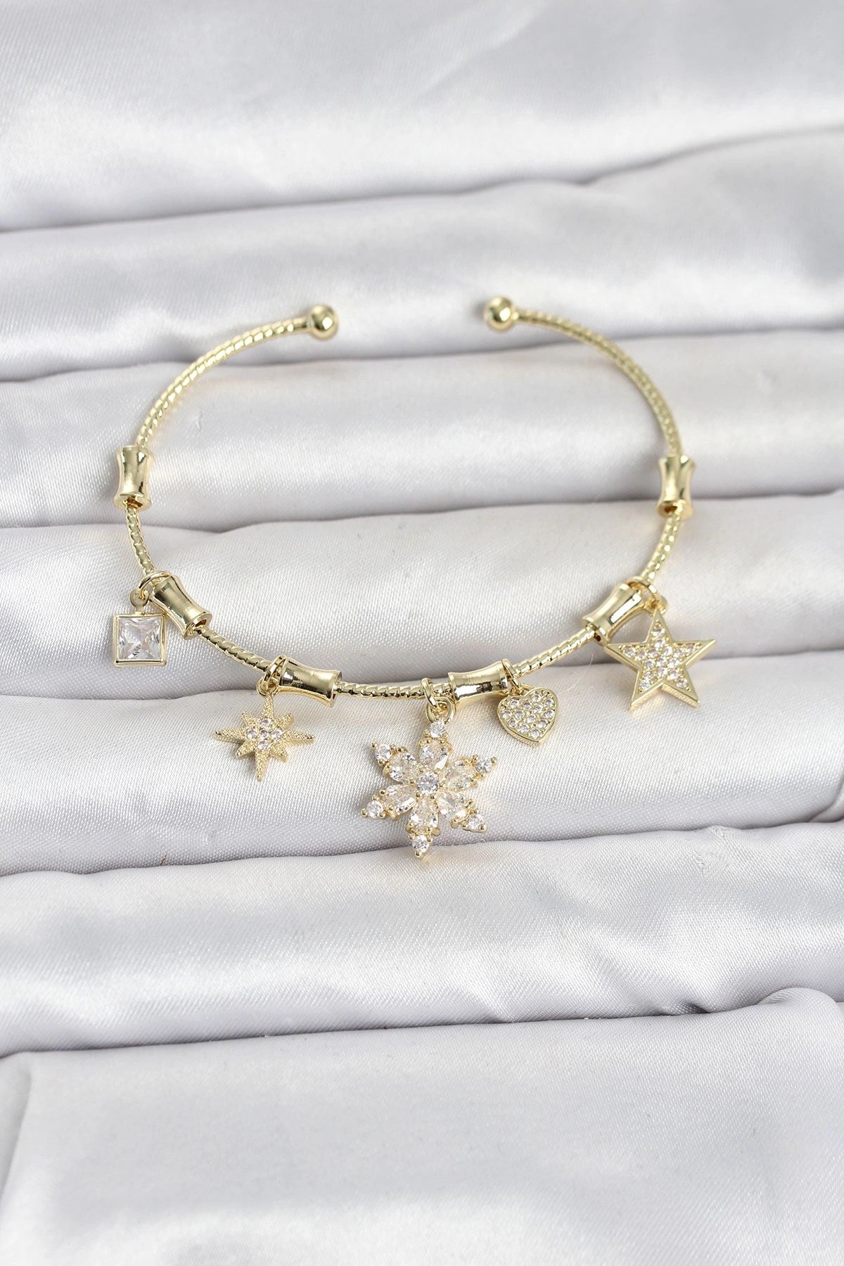 Mey İthalat® Pirinç Gold Renk Lotus Detay Charmlı Kadın Bileklik