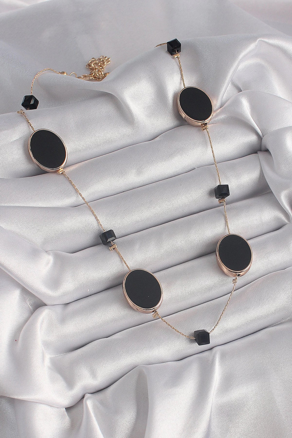 Mey İthalat® Pirinç Gold Renk Siyah Renk Oval Siyah Küp Detay Kadın Kolye
