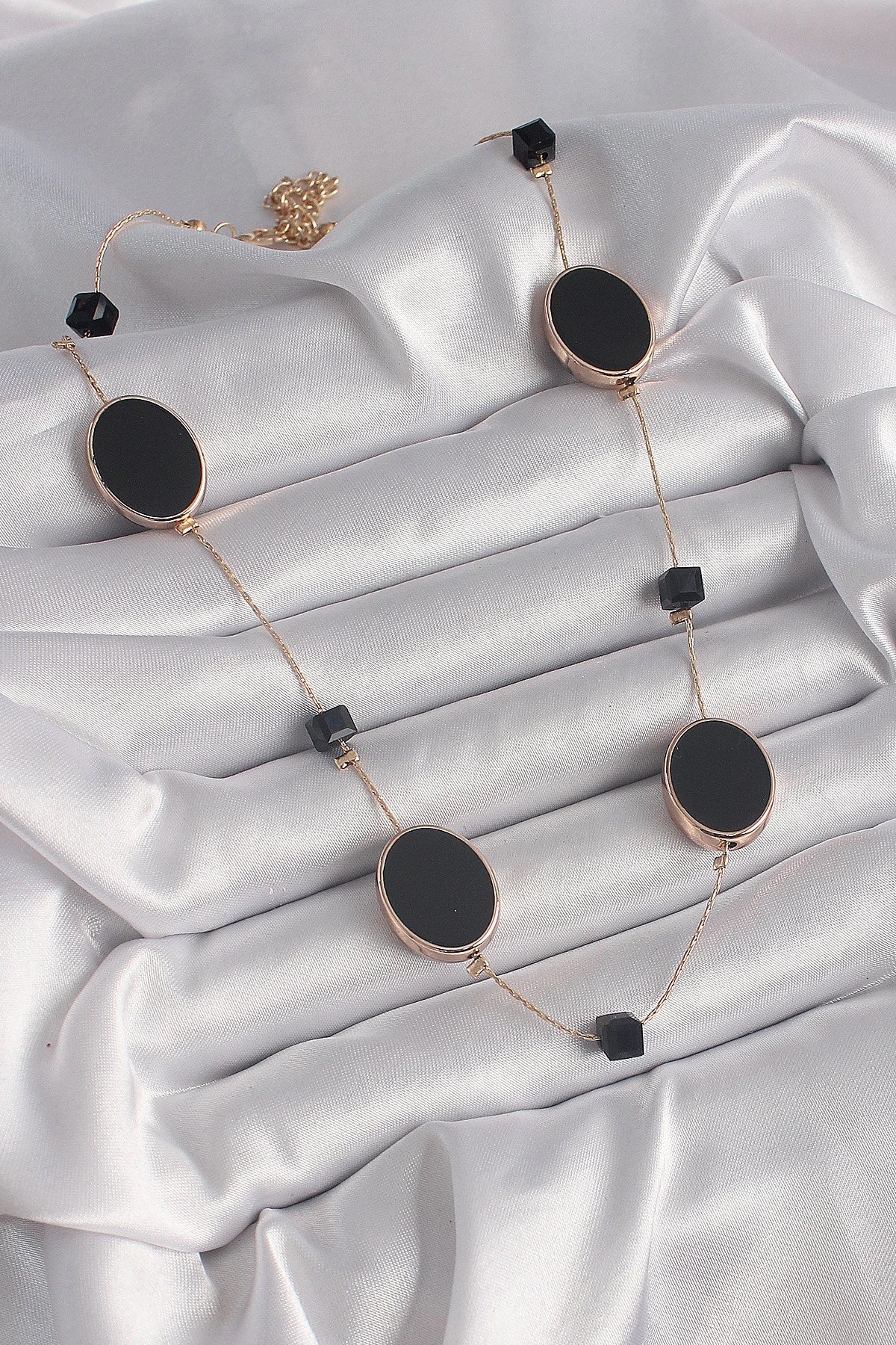 Mey İthalat® Pirinç Gold Renk Siyah Renk Oval Siyah Küp Detay Kadın Kolye