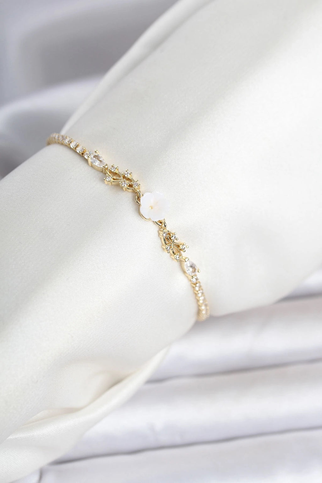 Mey İthalat® Pirinç Gold Renk Çiçek Model Su Yolu Kadın Bileklik