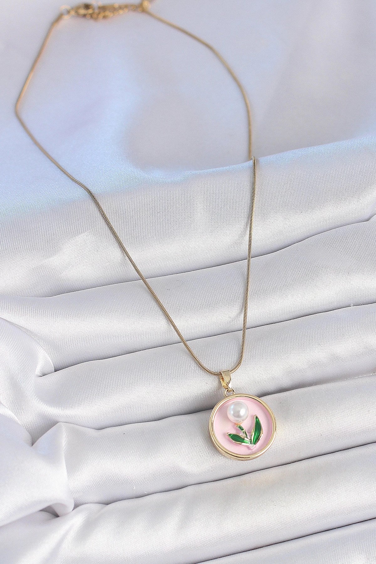 Mey İthalat® 316L Çelik Gold Renk Zincir Pembe Mineli İncili Çiçek İşlemeli Portre Model Kadın Kolye
