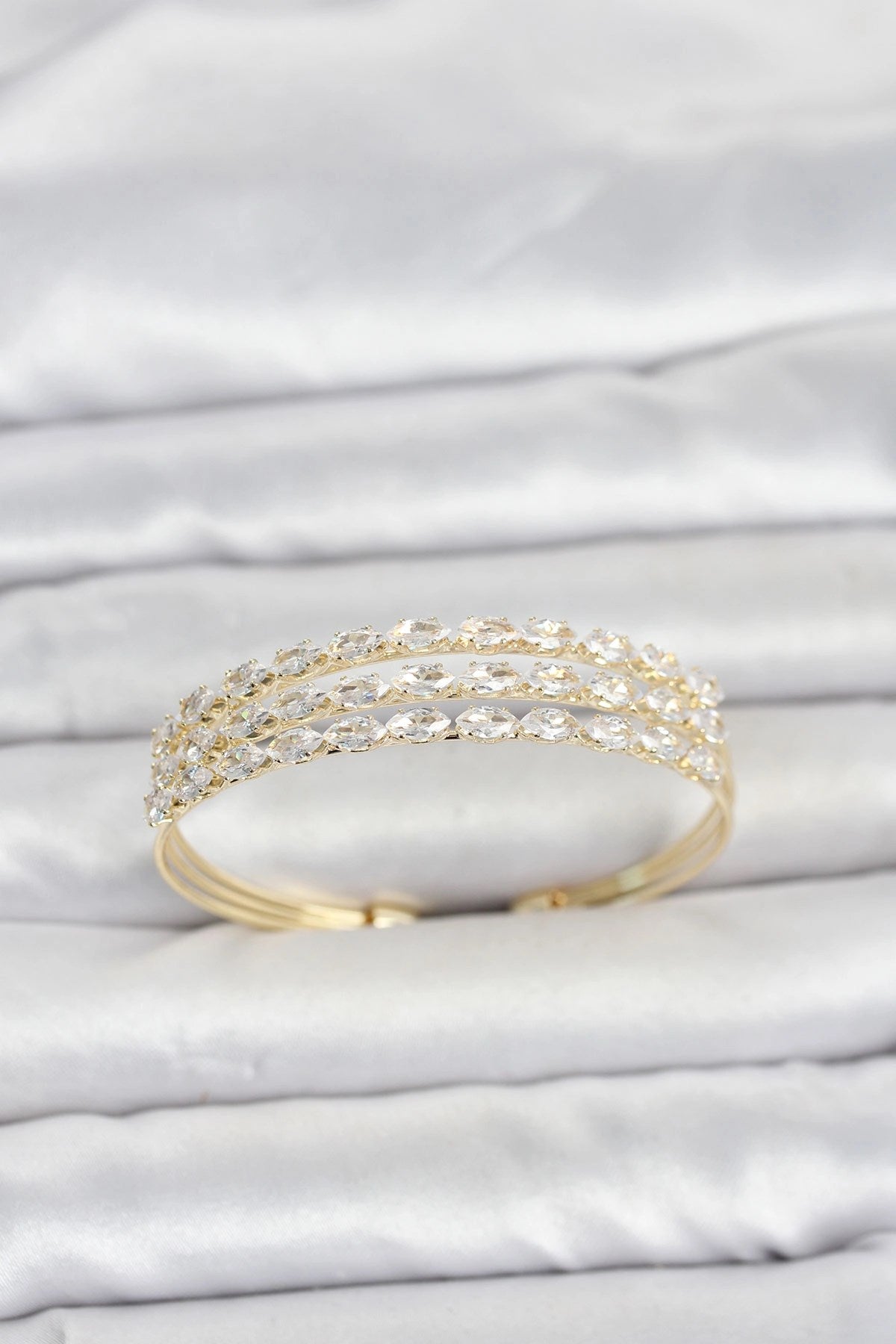 Mey İthalat® Pirinç Gold Renk Arpa Kesim Zirkon Taşlı Sıralı Model Kadın Bileklik